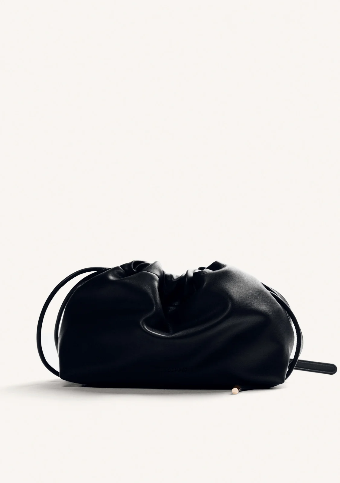 Bolso bucket negro con cordón Gioseppo 80649