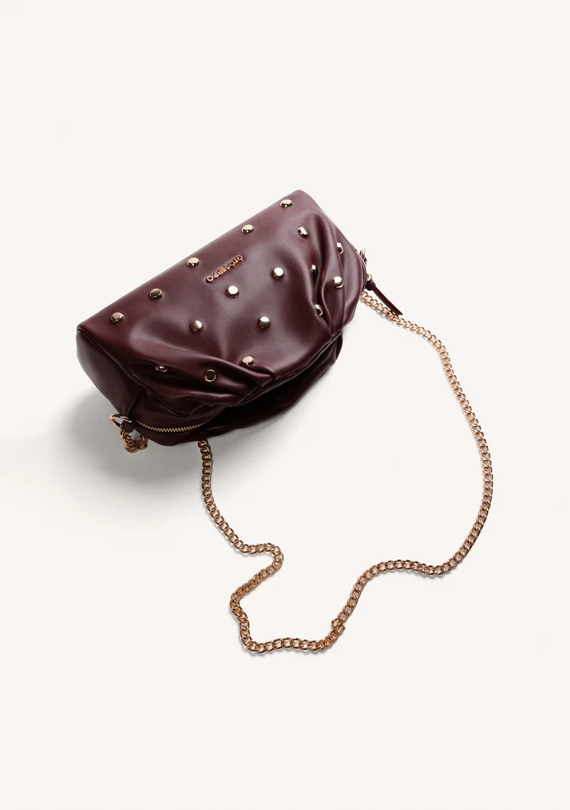 Bolso bandolera burdeos con tachas Gioseppo 80647